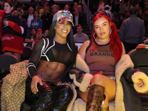 Así fue como se presentó Karol G y esa es la camisa que usó en el juego de la NBA.