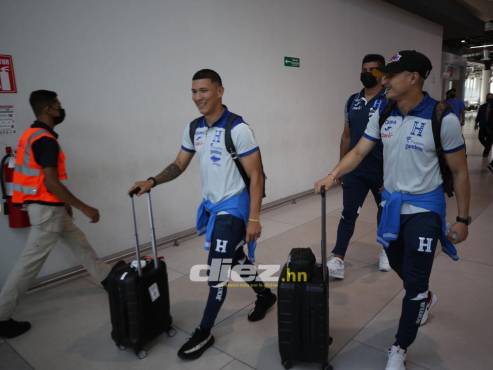 El jugador del Olimpia, Kevin López y el de Motagua, Héctor Castellanos bromeando en su llegada a Palmerola. Foto: Andro Rodríguez.