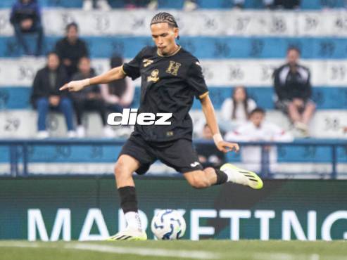 Raphiña ejecutó el tiro libre de Honduras, pero se estrelló en la barrera.