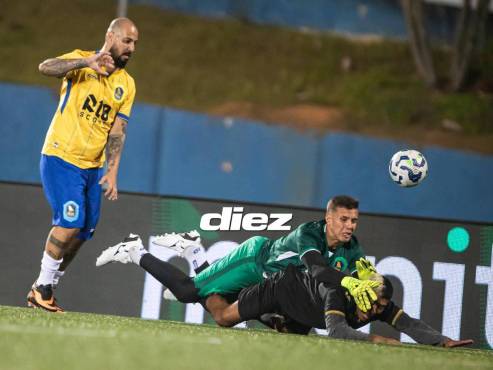El portero brasileño se llevó de encuentro a Supremo. ¡Era un penalón! (FOTO: Mauricio Ayala)