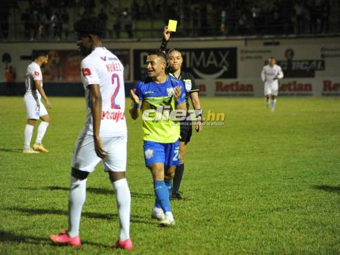Omar Elvir recibió tarjeta amarilla por parte de Melissa Pastrana, réferi central del duelo. FOTO: Marvin Salgado.
