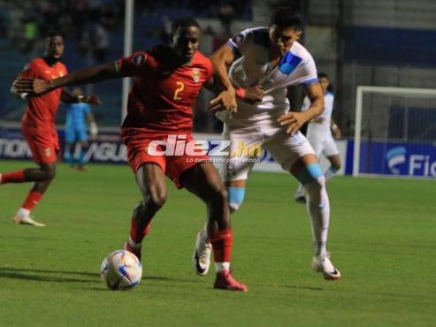 Luis Palma intenta recuperar el balón ante un futbolista de Granada en el Nacional. FOTOS: Alex Pérez | Andro Rodríguez.