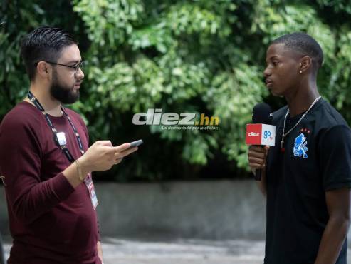 El periodista Mario Moreno al momento de realizar la entrevista con Julián Martínez. FOTO: Mauricio Ayala.