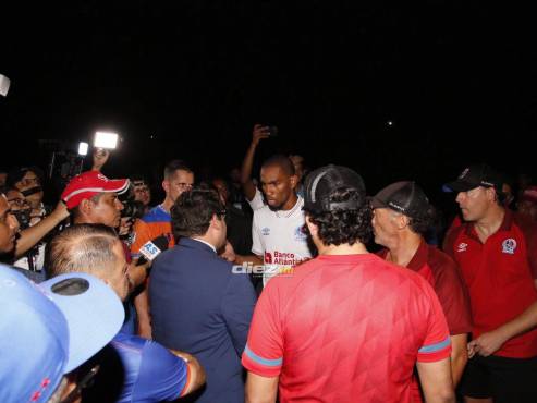 Olimpia perdió ante Lobos UPNFM en duelo que terminó antes del minuto 90’ debido al apagón de energía eléctrica en las torres del Estadio Emilio Williams de Choluteca.