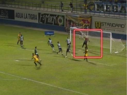 El sacadón de Mariano Pineda en disparo de Bryan Moya.