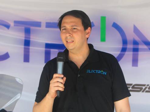 Roberto Bográn, subgerente de marcas Motomundo, destacó la innovación y sostenibilidad que ofrecen las nuevas motos eléctricas Electrón.