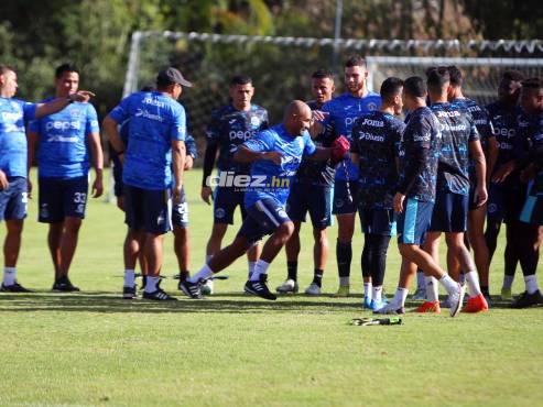 Así fue recibido Ninrod Medina al plantel de Motagua. FOTOS: Andro Rodríguez.