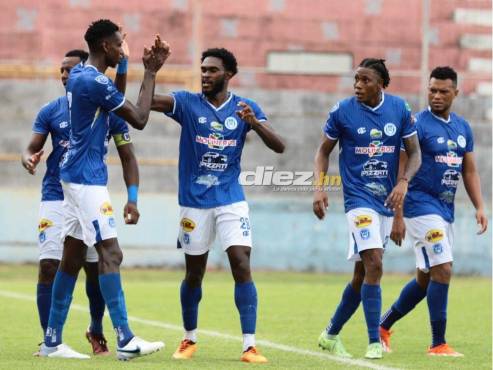 45+4’: ¡GOOOOOOOOOOOOOOL DEL VICTORIA! Kemssie Abbott mete el tercero y Victoria le está pintando la cara al Olimpia en La Ceiba. FOTO: Esaú Ocampo.