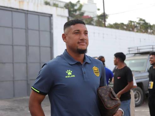 Llegada de los jugadores de Real España al escenario deportivo.