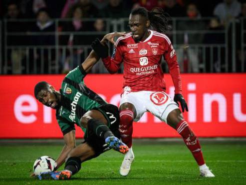 Alberth Elis, con la camisa del Brest, enfrentó a equipos como Lyon, Lens, Mónaco y Lille.