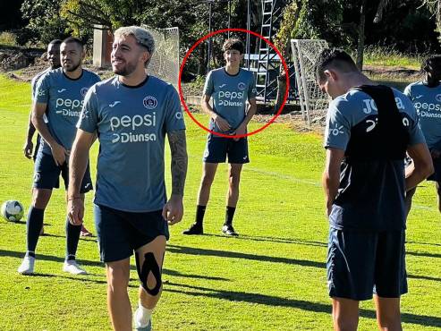 Mathías Vazquez, que es delantero, aprende de Agustín Auzmendi en Motagua.