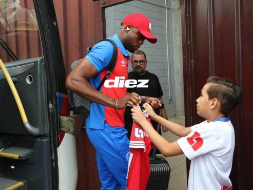 Este niño sorprendió a los jugadores del Olimpia en el Estadio Emilio Williams. FOTO: Alex Pérez.