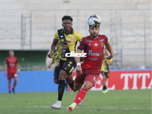 Matías Rotondi observa la pelota ante la marca de Hilder Colón. FOTO: Marvin Salgado | Aníbal Vásquez.