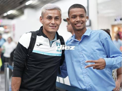 Andy Nájar posó con fanáticos que buscaron sacarse una foto con él en el Aeropuerto Ramón Villeda Morales. FOTO: Mauricio Ayala.