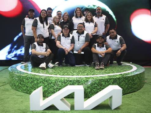 Ejecutivos y colaboradores de Corporación Jaar durante el lanzamiento oficial de la promoción “Tu Kia te lleva a la Copa Mundial de la FIFA 2026™”.