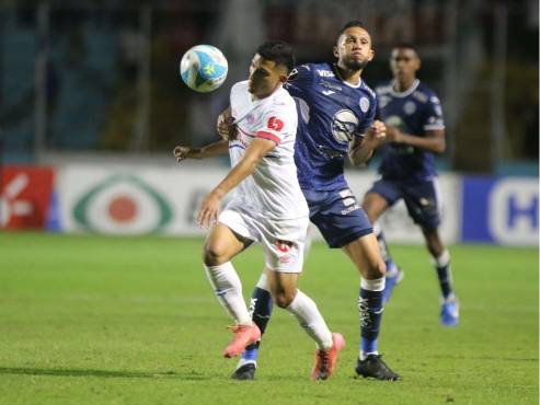 Óscar Discua le comete falta a José Mario Pinto en los linderos del área motagüense. FOTOS: Alex Pérez | David Romero