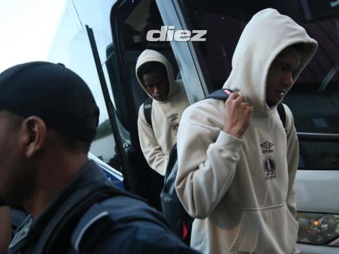 Los futbolistas del conjunto melenudo llegaron al coloso de Comayagua bien resguardados por la Policía Nacional. (FOTO: Marvin Salgado)