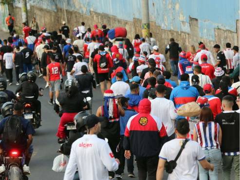 Olimpia recibe al Motagua en el Estadio Nacional de Tegucigalpa. FOTOS PORTADAS: Alex Pérez | David Romero.