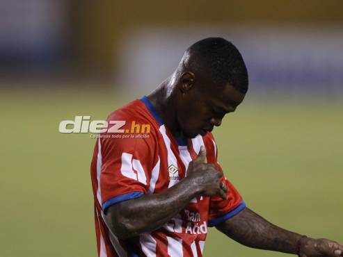 Edwin Solani sale de cambio, la afición del Marathón lo abuchea y la seña con la que responde