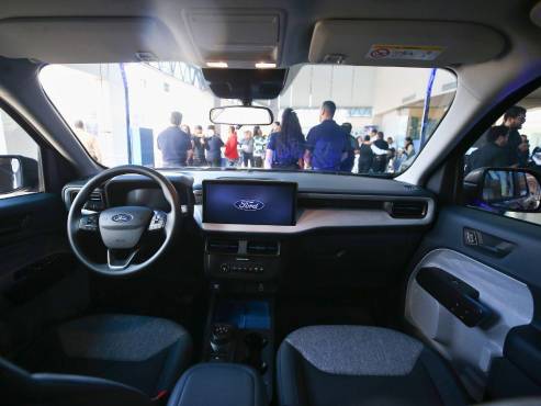 Ford Maverick® cuenta con un diseño moderno, motorización potente y ágil, además de un cómodo y espacioso interior para cinco pasajeros.