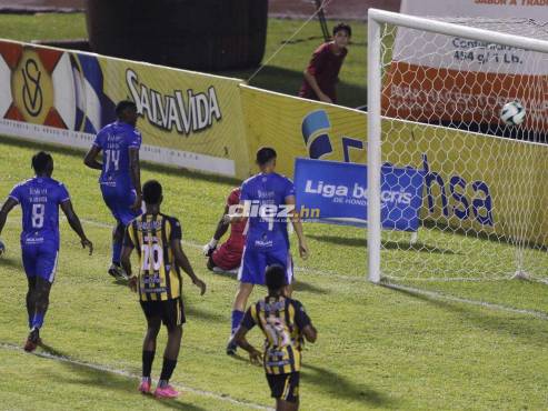 Así se incrustó el balón en el arco del Victoria en el gol olímpico de Juan Vieyra. FOTO: Neptalí Romero.