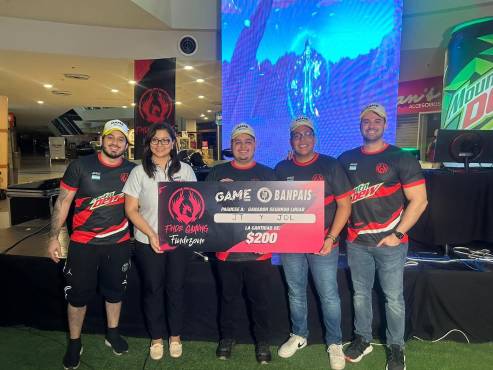 BBhn al momento de recibir su merecido premio como segundo lugar.