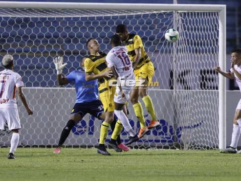 Olimpia doblegó a Real España y alcanzó los 23 puntos en el torneo Apertura 2023. FOTOS: Alexis Muñoz | Neptalí Romero.