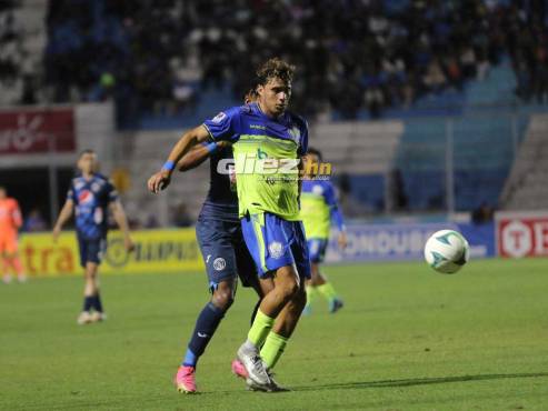 El delantero Ángel Tejeda no ha tenido el mejor de los partidos con el Olancho ante el Motagua. FOTO: Alex Pérez.