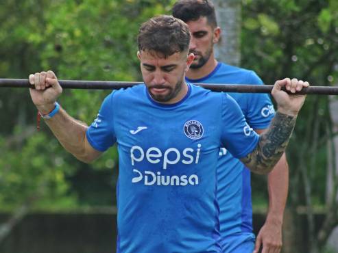 Agustín Auzmendi revela cuáles son las diferencias de jugar en Olancho FC y Motagua y ¿cuántos goles promete en el torneo?