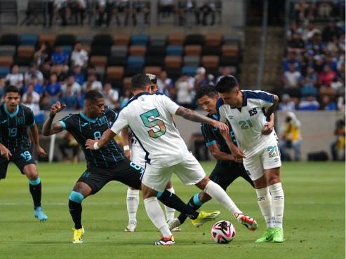 El Salvador está venciendo a Honduras en el Shell Energy Stadium de Houston. FOTO: Fenafuth.