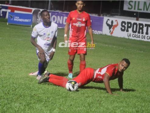 Kevin Güity le comete falta a Ever Alvarado en el Estadio Francisco Martínez de Tocoa. FOTO: José Luis Barralaga.