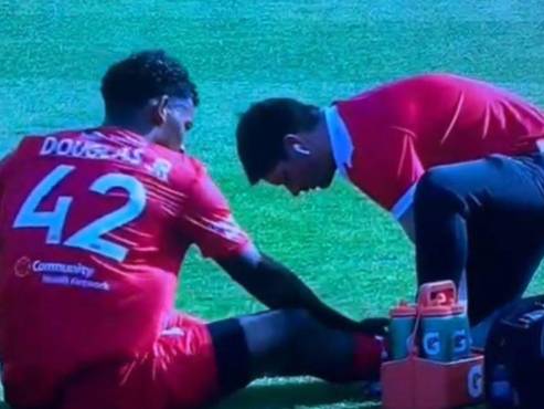 Douglas Martínez se retiró lesionado en el triunfo del Indy Eleven en la USL Championship.