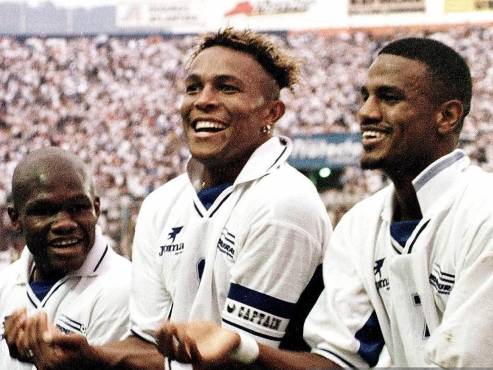 Maynor Suazo junto a Tyson Núñez y Carlos Pavón en un partido eliminatorio.