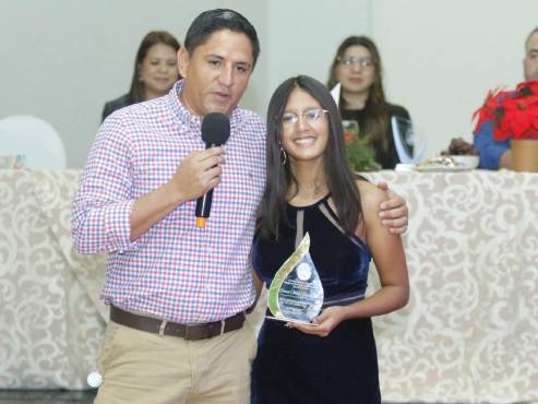 Carlos Cerrato y Francis Escobar nadadora destacada del 2024