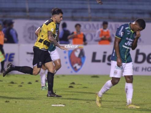Ramiro Rocca no festejó el tanto del descuento del Real España ante Marathón en el Olímpico de San Pedro Sula. FOTOS: Neptalí Romero | Mauricio Ayala.