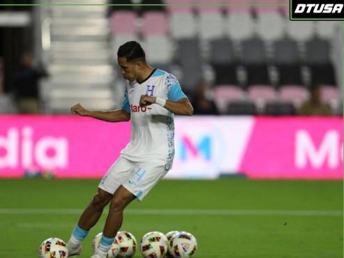 Carlos Meléndez aparece en el banquillo de suplentes de la Selección Nacional de Honduras. FOTO: Deporte Total USA.