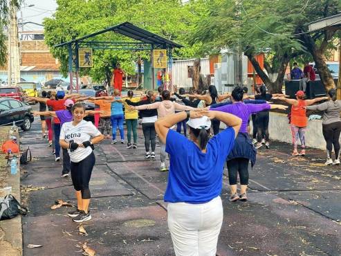 Los bailes de zumba se están impartiendo alrededor del complejo José Simón Azcona.