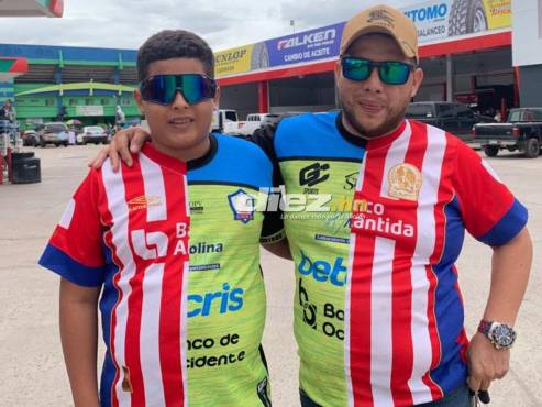 ¿Y ellos con quién van? Estos aficionados llegaron al Juan Ramón Brevé de Juticalpa con la camiseta a la mitad con los colores de Olimpia y Olancho FC. FOTO: Erlin Gutiérrez.
