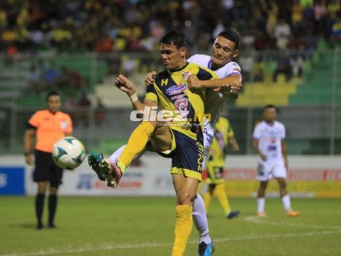 Roberto Moreira domina el balón ante la marca de Júnior García, defensor central del Victoria. FOTO: Andro Rodríguez.