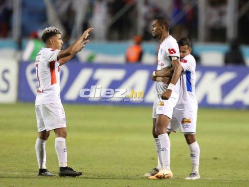 José Mario Pinto, Edwin Rodríguez y Jerry Bengtson festejan el gol del empate ante Motagua en la final. FOTO: David Romero.