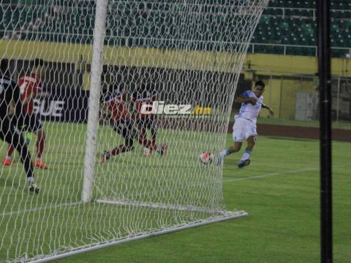 Luis Palma manda la asistencia al área rival, pero el arquero de Cuba atrapa la pelota sin problemas.