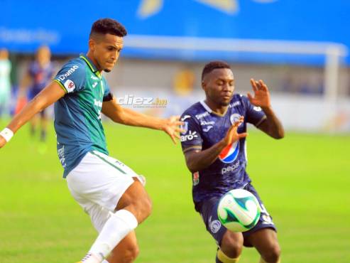John Jairo Jiménez, defensor ecuatoriano del Marathón, despejando la pelota ante la llegada de Carlos Mejía.