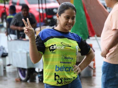4:52 PM: Los equipos entran en calor previo al pitazo inicial en el Juan Ramón Brevé. FOTO: Marvin Salgado.