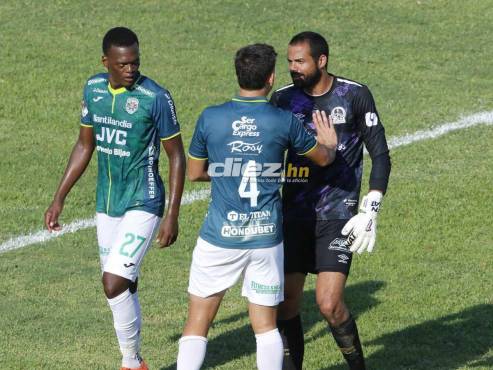 Edrick Menjívar y André Orellana, dos excompañeros en Olimpia, dialogan mientras Félix Crisanto los observa. FOTO: Neptalí Romero.
