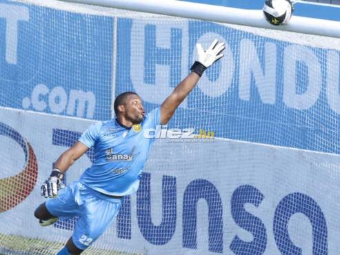 Buba López fue la gran figura del Real España, pero no pudo evitar el tremendo testazo de Matías Techera. FOTOS: Héctor Edú | Neptalí Romero | Mauricio Ayala.