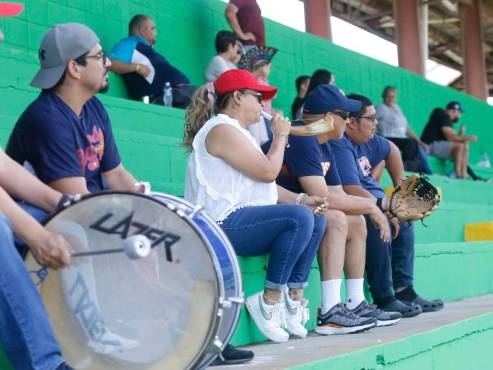 Con bombos y trompetas, los aficionados estuvieron presentes en el estadio para presenciar la final.