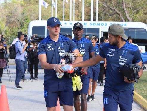 Los seleccionados nacionales llegando al Centro de Alto Rendimiento José Rafael Ferrari. FOTO: Marvin Salgado.