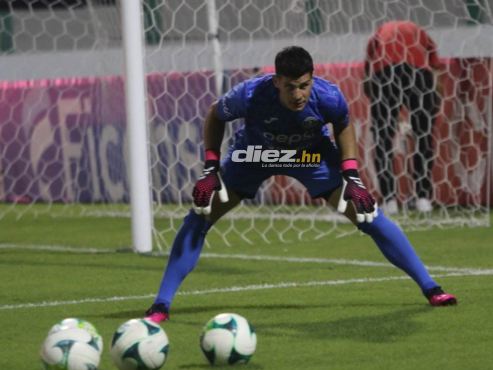Los futbolistas del Motagua salen al calentamiento precompetitivo en el Estadio Carlos Miranda. FOTO: Álex Pérez.