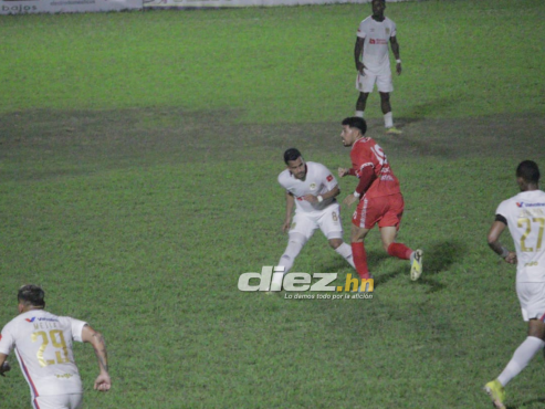 Jorge Álvarez marca a Álvaro Torres en el mediocampo del Estadio Francisco Martínez. FOTO: Dagoberto Argueta.