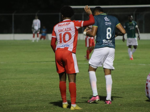 Sergio Peña marca a Cristian Sacaza en el Estadio San Jorge de Olanchito, Yoro.
